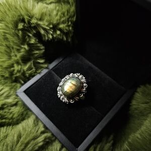 Elegant Silver Ring with Labradorite Gemstone